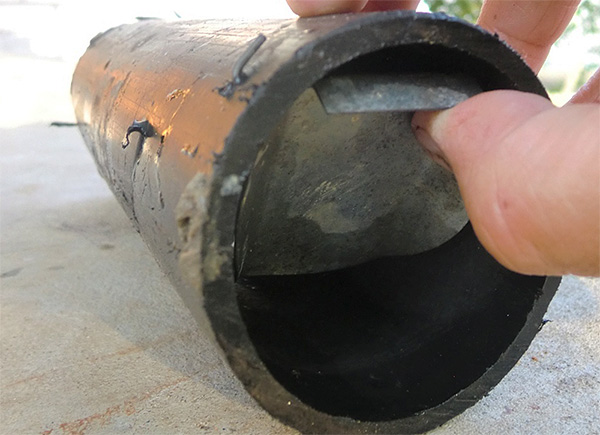 Un piège à taupe peut également être fabriqué à partir d'un morceau de tuyau d'acier ...