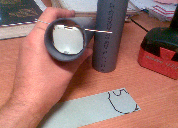 Vous pouvez fabriquer un tel piège de vos propres mains, par exemple à partir de bouts de tuyaux en plastique.